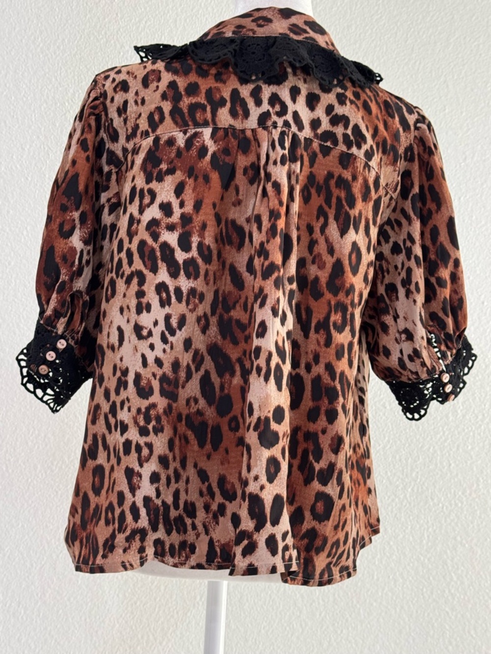 Like new! FREE PEOPLE My Love Leopard Print Peterpan Lace Crochet Collar Top MED - Picture 3 of 9